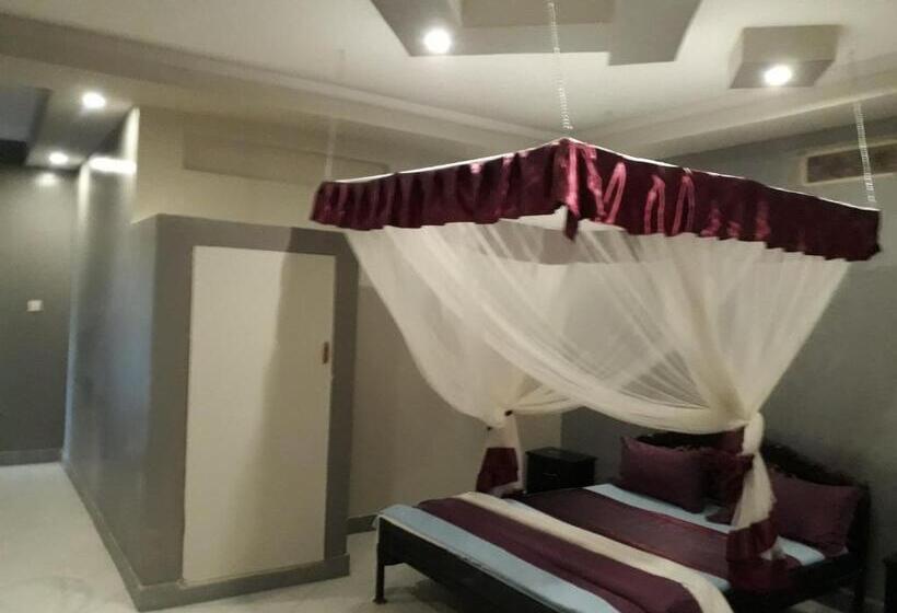 سوییت لوکس, Brisk Hotel Triangle