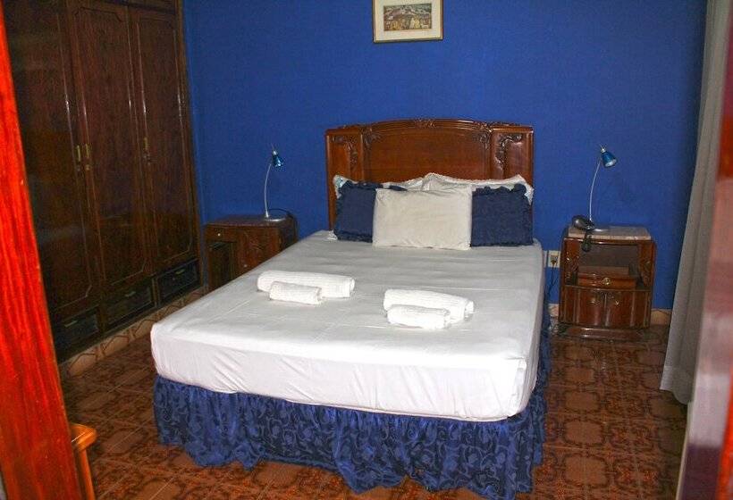 اتاق استاندارد, Ross Char