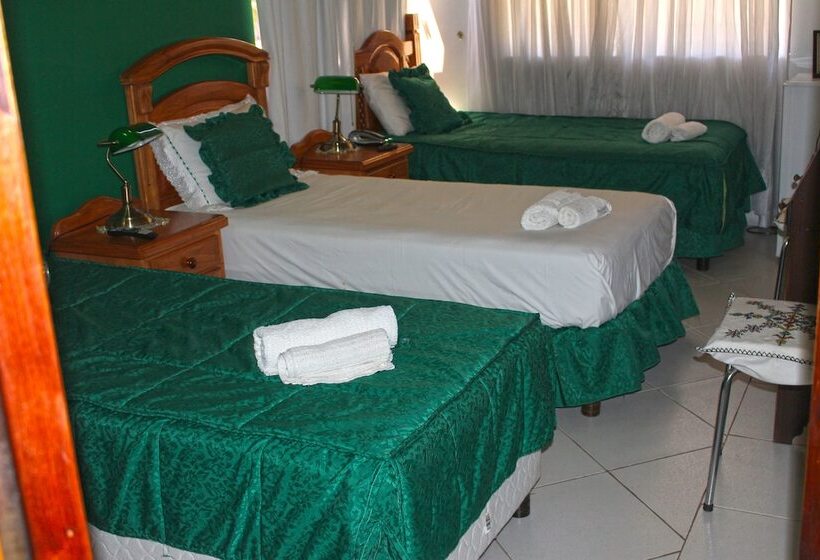 اتاق استاندارد سه نفره, Ross Char