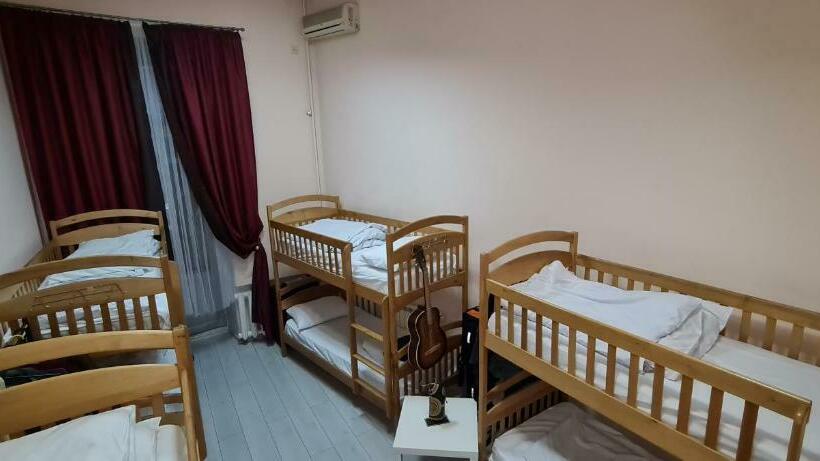 تختخواب در اتاق مشترک, Dja Hostel