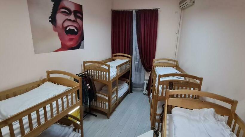 تختخواب در اتاق مشترک, Dja Hostel