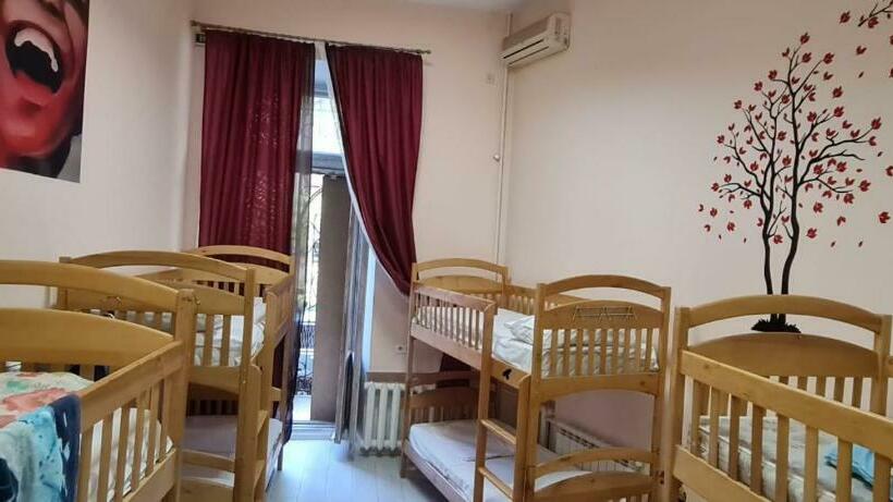 تختخواب در اتاق مشترک, Dja Hostel