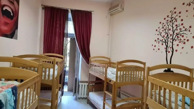 Łóżko we Wspólnym Pokoju, Dja Hostel