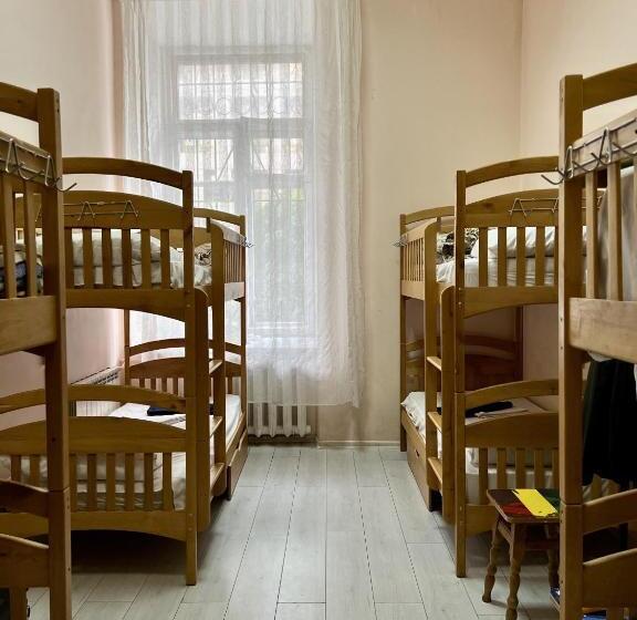 تختخواب در اتاق مشترک, Dja Hostel