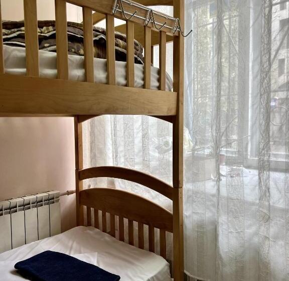 تختخواب در اتاق مشترک, Dja Hostel