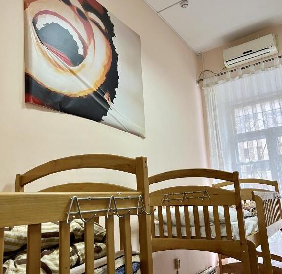 تختخواب در اتاق مشترک, Dja Hostel