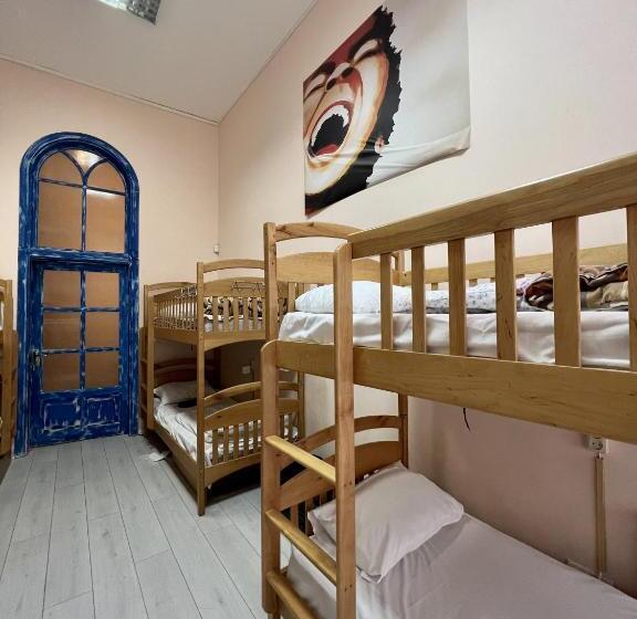 تختخواب در اتاق مشترک, Dja Hostel