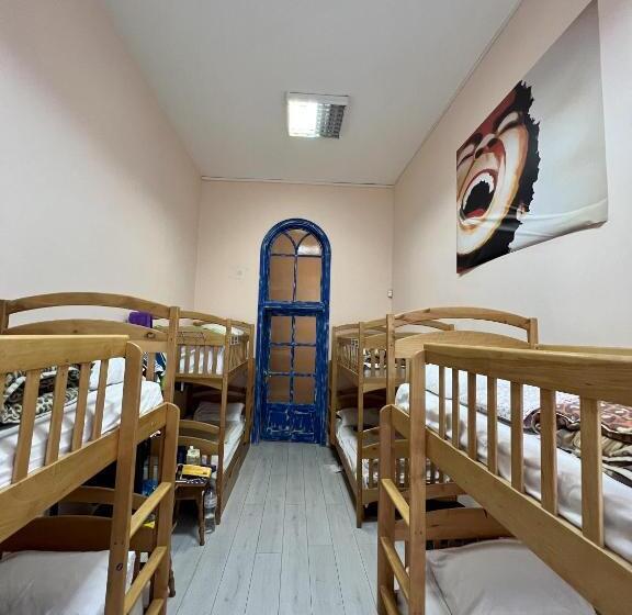 تختخواب در اتاق مشترک, Dja Hostel