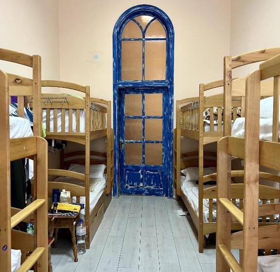 تختخواب در اتاق مشترک, Dja Hostel