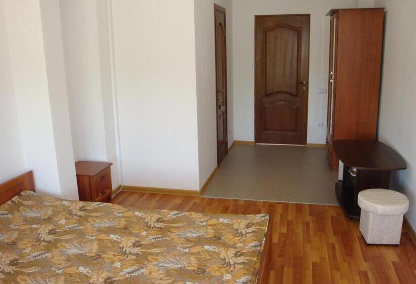 اتاق استاندارد سه نفره, Art Avenue Apart