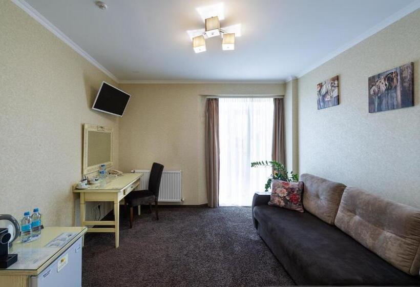 سوییت جونیور, Avalon Palace