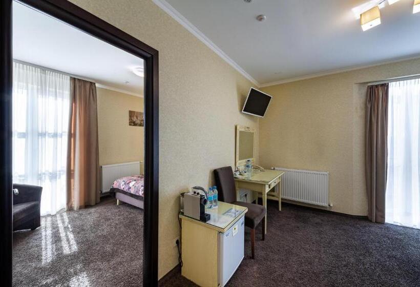 سوییت جونیور, Avalon Palace