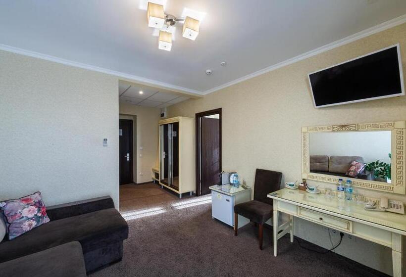 سوییت جونیور, Avalon Palace