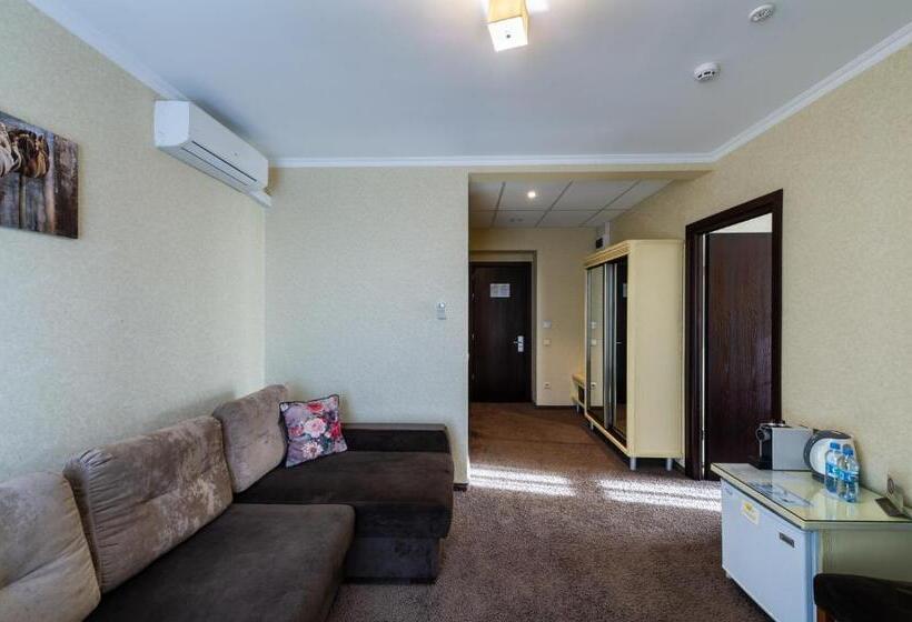 سوییت جونیور, Avalon Palace