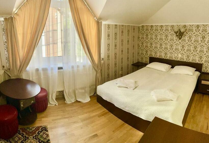 اتاق اکونومی, Near The Lake