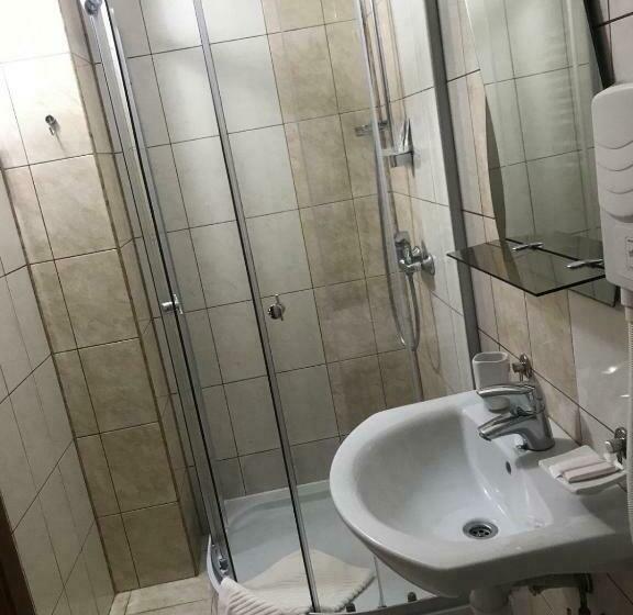 اتاق اکونومی, Near The Lake