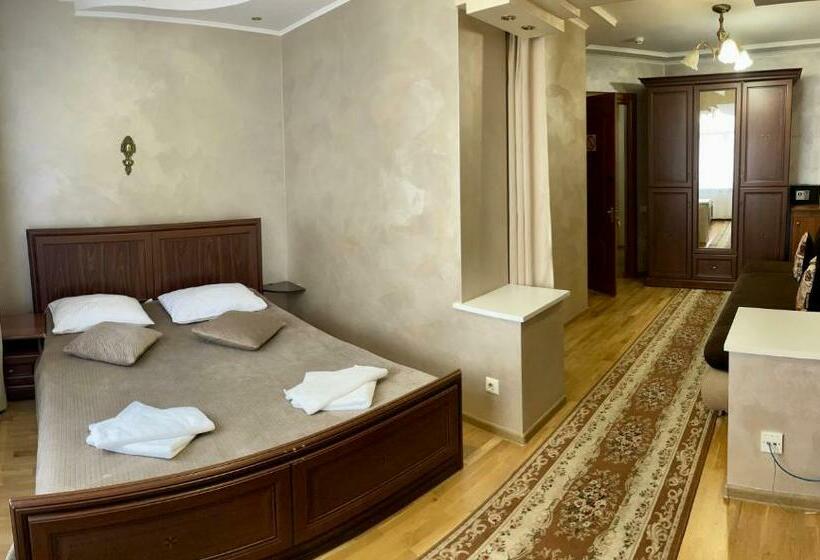 اتاق سوپریور, Near The Lake