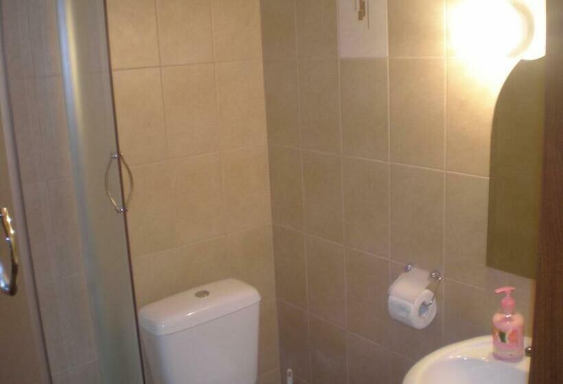 اتاق اکونومی, Old Castle