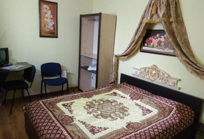 اتاق اکونومی, Old Castle