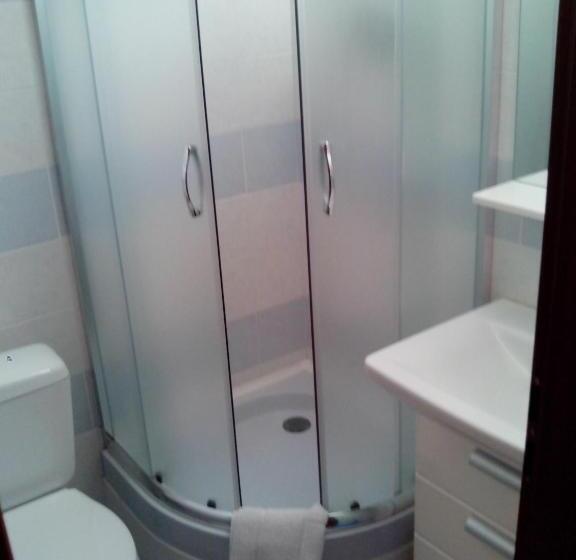 اتاق ساده سه نفره, Old Castle