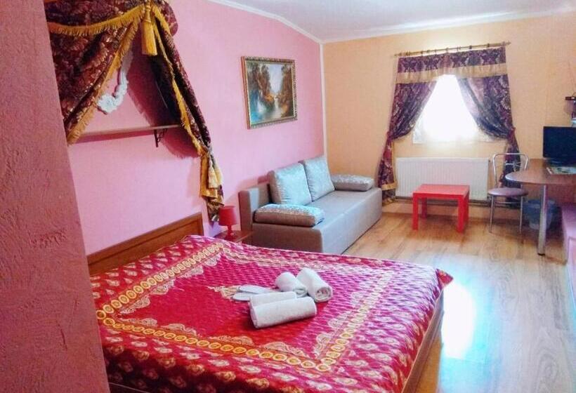 اتاق خانوادگی, Old Castle