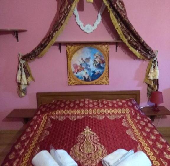 اتاق خانوادگی, Old Castle