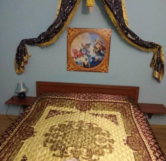 اتاق استاندارد چهار تخته, Old Castle