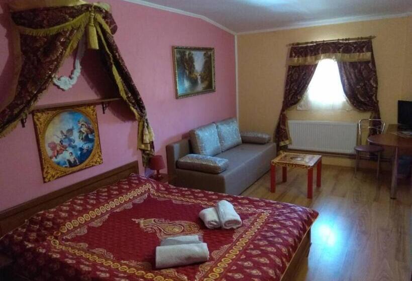 اتاق استاندارد چهار تخته, Old Castle