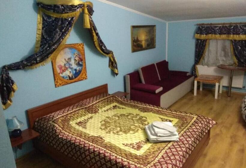 اتاق استاندارد چهار تخته, Old Castle