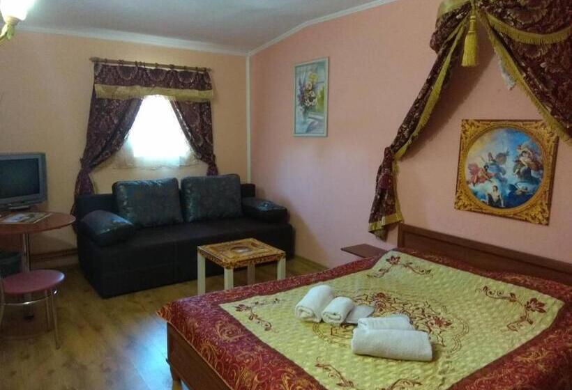 اتاق استاندارد چهار تخته, Old Castle