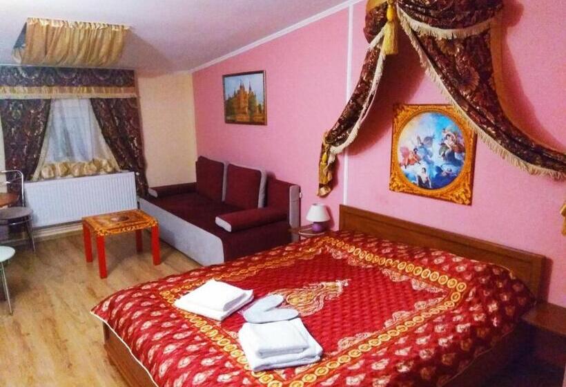 اتاق استاندارد چهار تخته, Old Castle