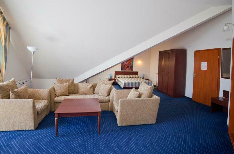 סוויטה עם מרפסת, Sani