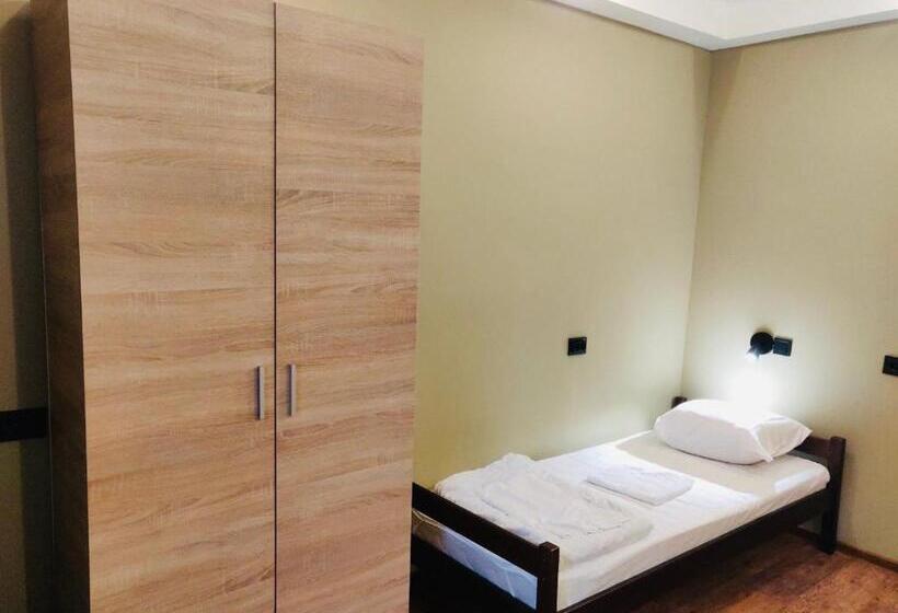 اتاق استاندارد, Pallet Hostel