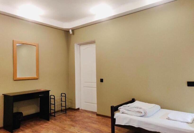 اتاق استاندارد, Pallet Hostel