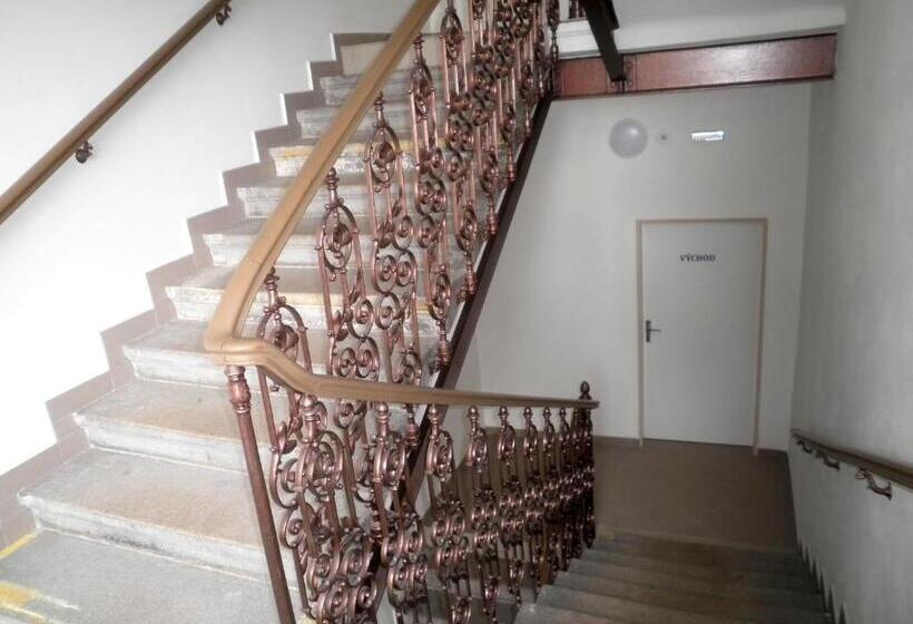 חדר סטנדרטי לארבעה עם חדר אמבטיה משותף, Centrum Ubytování Břeclav