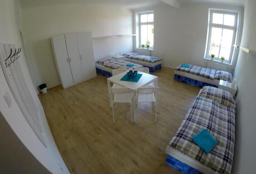 חדר סטנדרטי לארבעה עם חדר אמבטיה משותף, Centrum Ubytování Břeclav