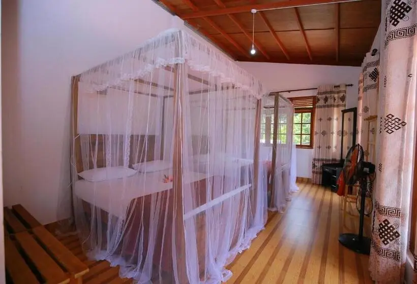 Standard Kolmen Hengen Huone Parveke, Freedom Guest Inn Ella