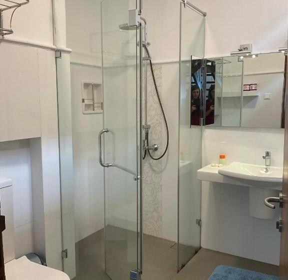 ファミリールーム, Suriya Arana