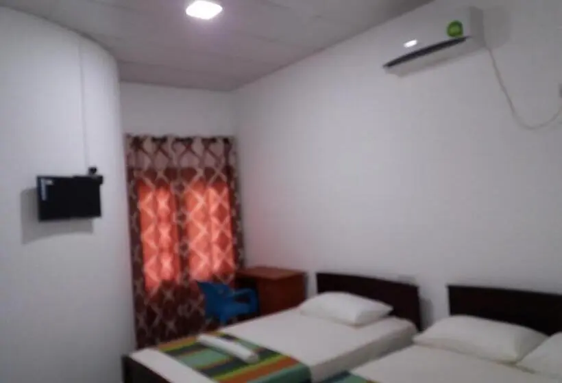 バルコニー付きスタンダードトリプルルーム, Canal Side Guest House Polonnaruwa