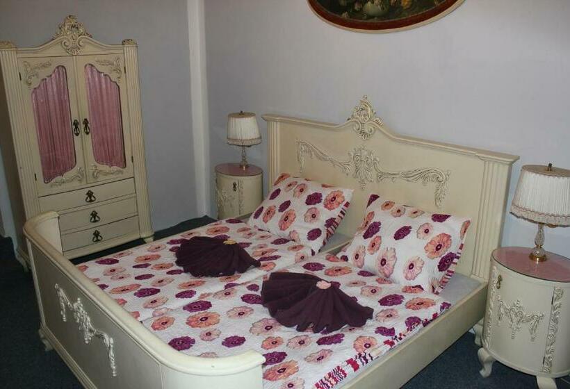 Standard Szoba, Corrado