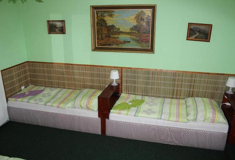 Családi Szoba, Corrado