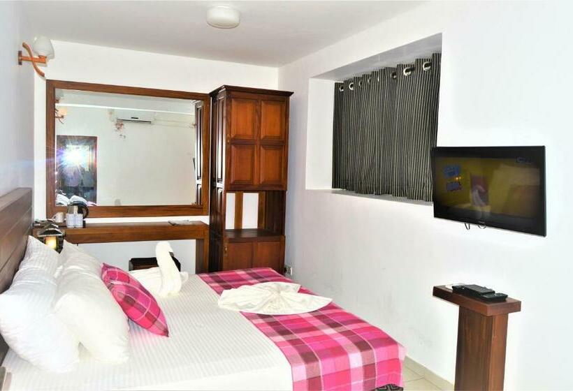 Deluxe room with river view, Pinnalanda   New Deal! Half Off Airport Pickups Available