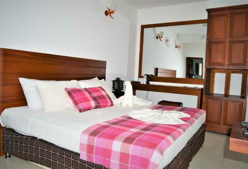 Deluxe room with river view, Pinnalanda   New Deal! Half Off Airport Pickups Available