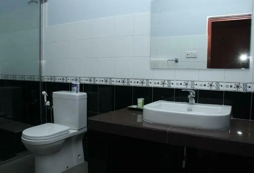 Deluxe room with river view, Pinnalanda   New Deal! Half Off Airport Pickups Available
