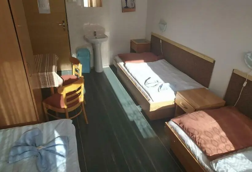 اتاق استاندارد سه تخته با سرویس بهداشتی مشترک, Sklárna Harrachov