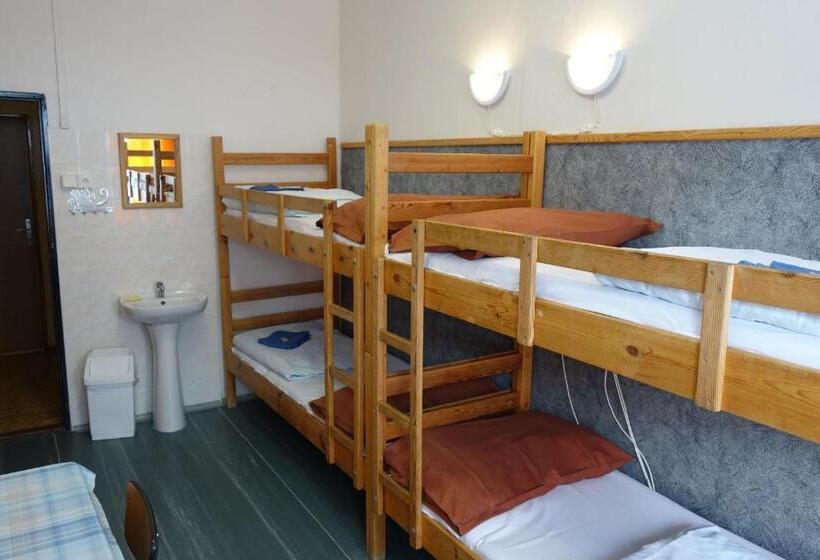 غرفة قياسية رباعية, Sklárna Harrachov