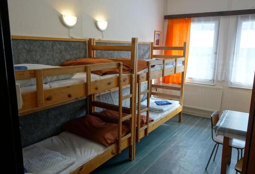 غرفة قياسية رباعية, Sklárna Harrachov