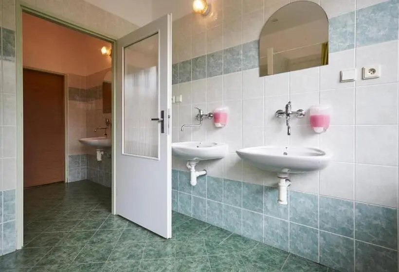 اتاق استاندارد چهار تخته, Sklárna Harrachov