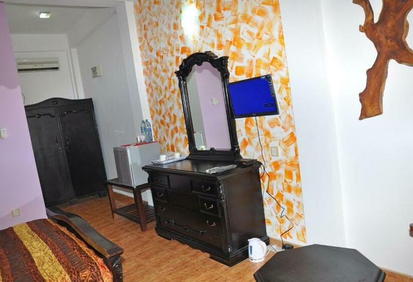 Номер Стандарт Вид на Бассейн, Solomon Beach