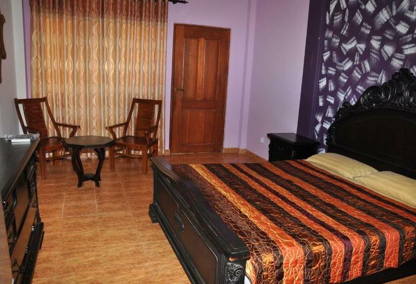 Номер Стандарт Вид на Бассейн, Solomon Beach